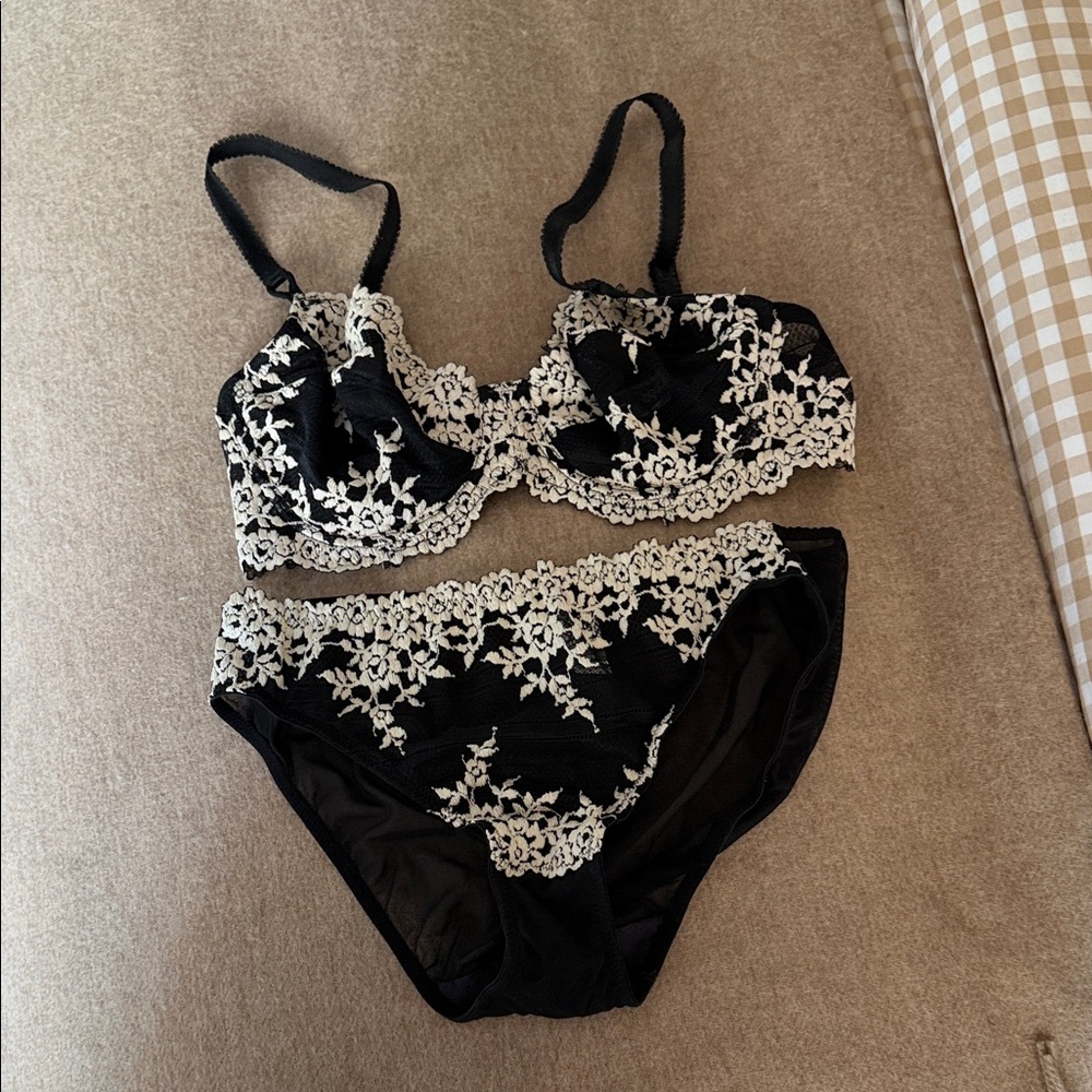 Wacoal Black Set with White Floral Lace Set Bra 36B , Briefs Medium